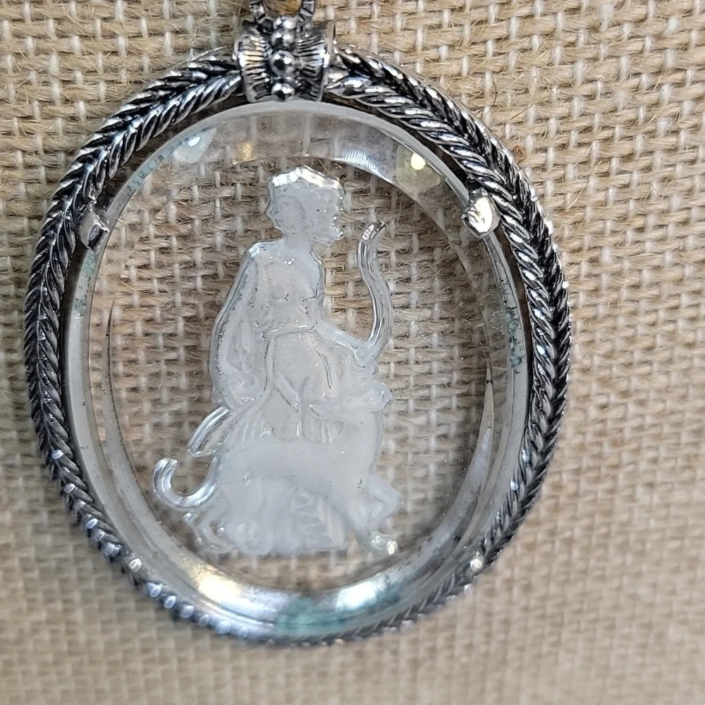 Vintage‎ 73 Avon Goddess Diana Intaglio Pendant Necklace Silver Tone Mythology